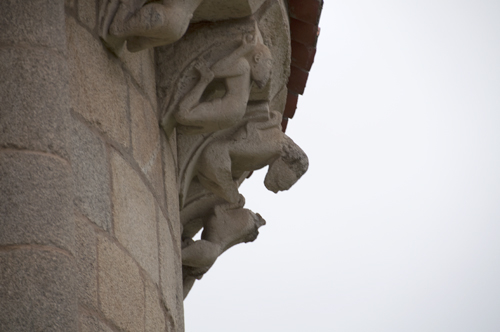 Figura humana en canecillo del ábside de la iglesia de Ferreira do Panton